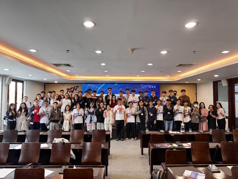 Lớp học Data Mastery chụp ảnh kỷ niệm cuối khóa