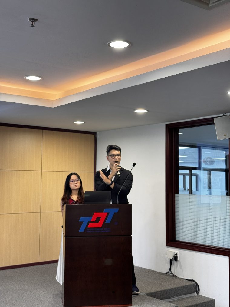 Học viên Data Mastery thuyết trình tại bục giảng